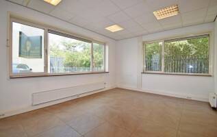 Bedrijfspand Augustapolder 8 Barendrecht